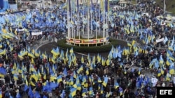 Activistas participan en una concentración antieuropea en la Plaza de la Independencia de Kiev (Ucrania). 