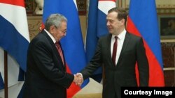 Medvedev recibe a Raúl Castro en Moscú.