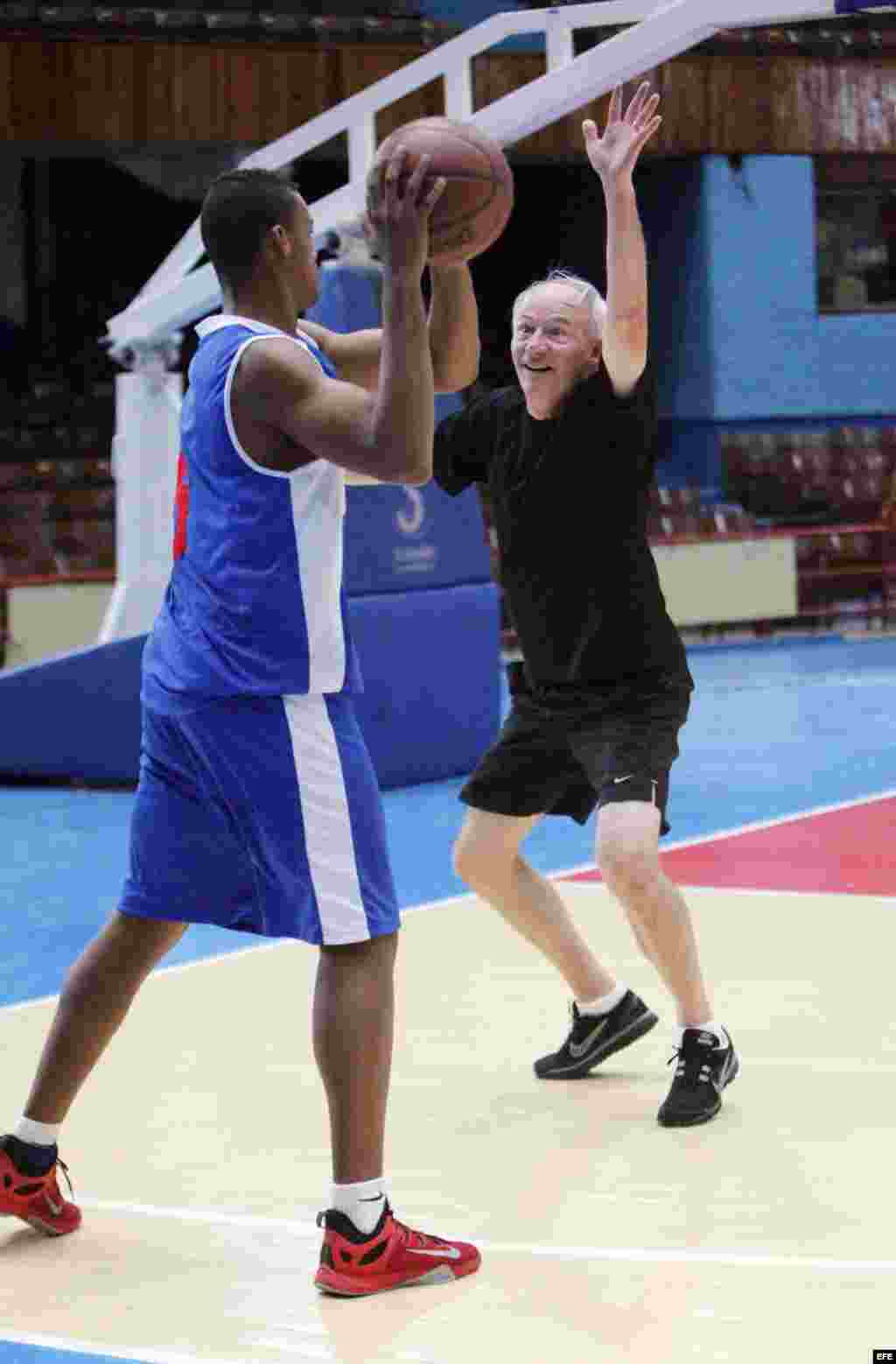 El gobernador de Arkansas, Asa Hutchinson (d), participa en un juego de baloncesto, en La Habana. EFE