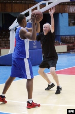 El gobernador de Arkansas, Asa Hutchinson (d), juega baloncesto en La Habana.