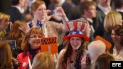 Un grupo de personas se reúne al comienzo de la divulgación de resultados electorales de Estados Unidos.