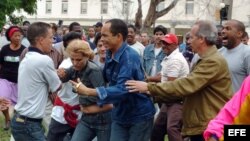 En esta foto de archivo, turbas del régimen cubano reprimen a varios disidentes, entre ellos Darsi Ferrer (cen) y su esposa cuando intentaron hacer una marcha por el Día de los Derechos Humanos en 10 de diciembre del 2006. 