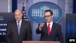 El secretario del Tesoro, Steven Mnuchin (d), y el principal asesor económico de la Casa Blanca, Gary Cohn (i), durante una rueda de prensa sobre los recortes de impuestos que ha prometido el presidente de EE.UU., Donald Trump, en la Casa Blanca en Washin