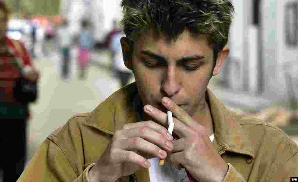 Un jóven cubano enciende un cigarrillo. El 17 por ciento de los adolescentes de entre 13 y 15 años fuma.