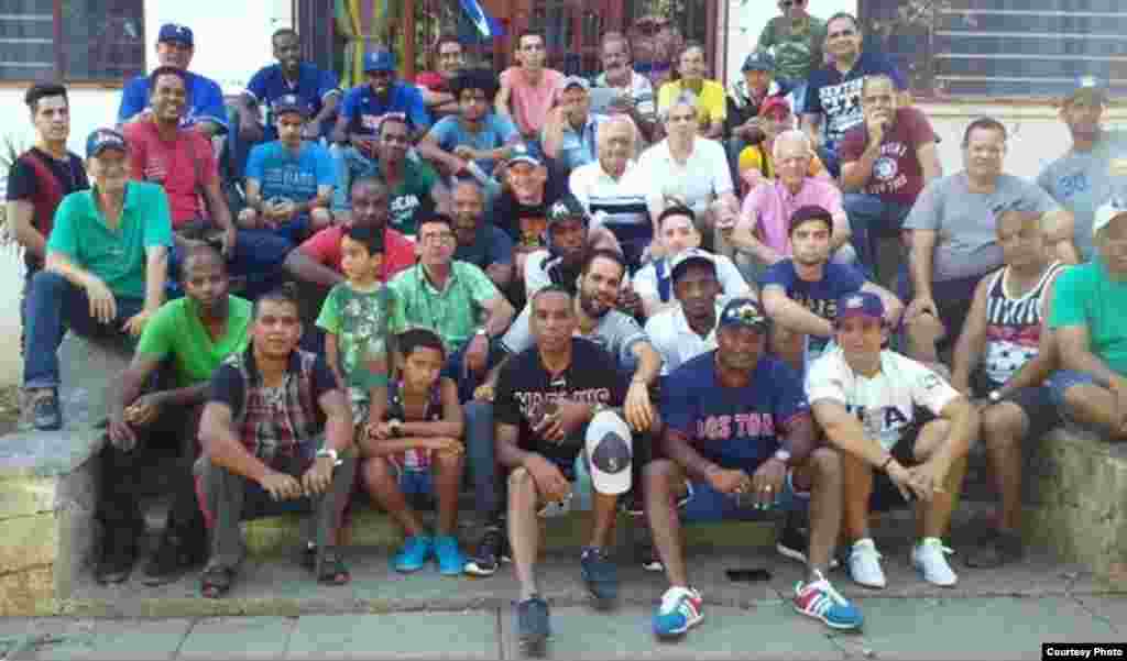 Más de 50 personas se reunieron el sábado, 15 de abril de 2017, en el Parque John Lennon, ubicado en 17 entre 6 y 8 El Vedado, en La Habana, para celebrar el vigésimo aniversario de la Peña MLB que dirige Sergio Girat Estrada. &nbsp;
