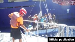 Doce balseros cubanos fueron rescatados el lunes de una balsa a 76 kilómetros de la costa de Quintana Roo.