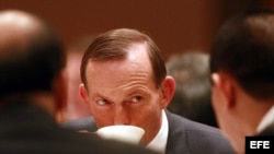 El primer ministro australiano, Tony Abbott, participa en una reunión con líderes.