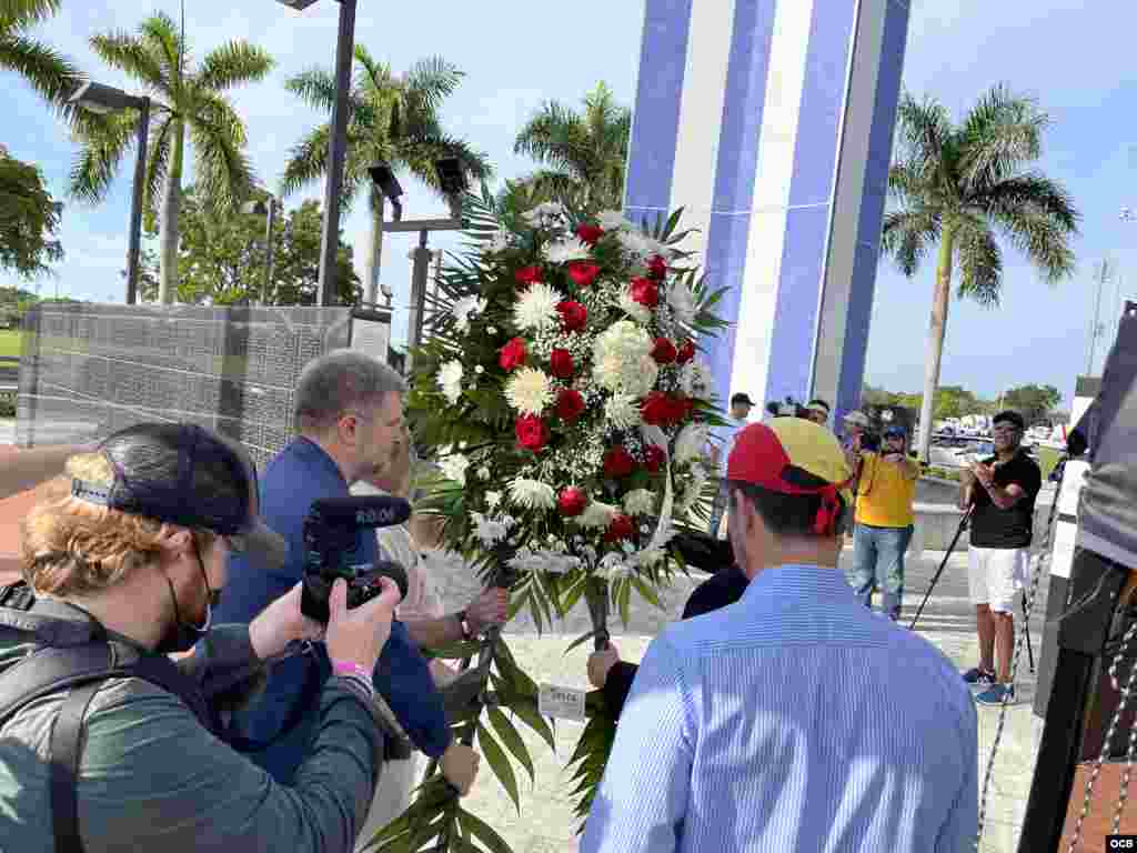 Ofrenda floral de eurodiputados y de Espa&#241;a al inicio de la &quot;Caravana por la Libertad de Cuba&quot;, en Miami. 