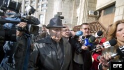El rumano Ion Ficior (c) de 85 años, excomandante del Ejército rumano, responsable del centro de trabajos forzados de Periprava, llega al Tribunal Supremo de Rumanía, en Bucarest, Rumanía, el 24 de octubre de 2013. La Fiscalía rumana ha admitido hoy una d