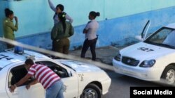 Autos patrulleros rodean la vivienda Sede Nacional del Movimiento Damas de Blanco en Lawton, La Habana. (Cortesía A. Moya).