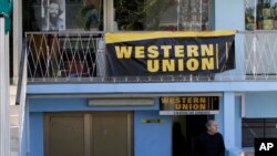Oficina de Western Union en Cuba. (Foto Archivo AP Photo/Franklin Reyes)