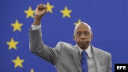 El opositor cubano Guillermo Fariñas posa con el puño en alto tras aceptar el premio Sájarov durante un acto celebrado en el Parlamento Europeo en Estrasburgo (Francia), hoy, miércoles 3 de julio de 2013. Fariñas se mostró hoy confiado en que "un día Cuba