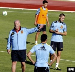 El seleccionador nacional, Vicente del Bosque (i), da instrucciones a sus jugadores.