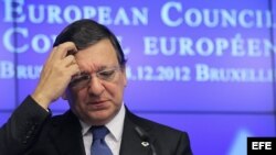 El presidente de la Comisión Europea José Manuel Barroso habla durante una conferencia de prensa.