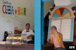 Dos hombres conversan en una cafetería de La Habana Vieja.