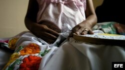 Una adolescente portadora de VIH-SIDA embarazada en un hospital de Guatemala. EFE