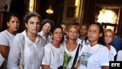 Fotografía de archivo de las Damas de Blanco en la Iglesia. EFE/Alejandro Ernesto