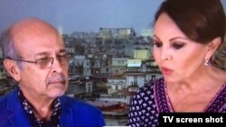 El académico cubano Rafael Hernández junto a la presentadora de Univisión María Elena Salinas.