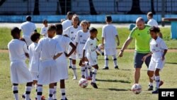 Niños cubanos participan en una clínica de fútbol impartida por entrenadores de la Fundación Real Madrid, en La Habana (Cuba).