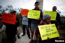 Inmigrantes centroamericanos protestan en el cruce fronterizo de Reynosa-McAllen.