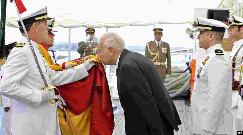 El ministro de Asuntos Exteriores en funciones de España, José Manuel García-Margallo (c), realiza el juramento de bandera, en el buque escuela de la Armada española "Juan Sebastián Elcano".