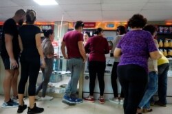 Habaneros hacen fila en una tienda que solo da el vuelto en pesos cubanos. (REUTERS/Alexandre Meneghini)