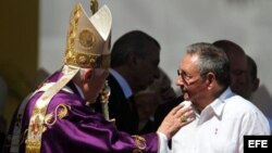 Papa Benedicto XVI saluda a Raúl Castro