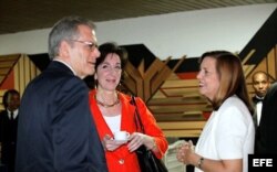 Jeffrey DeLaurentis, Roberta Jacobson y Josefina Vidal (i-d).
