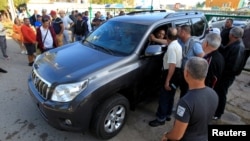 Yoan Orlando Milián habla con la prensa tras adquirir un Toyota Land Cruiser del 2011 en un concesionario de La Habana, el 25 de febrero del 2020. (Reuters/Archivo)
