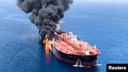 Un tanquero de petróleo tras ser atacado en el Golfo de Omán. 
