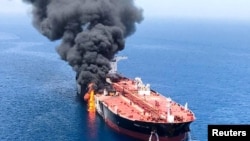 Un tanquero de petróleo tras ser atacado en el Golfo de Omán. 
