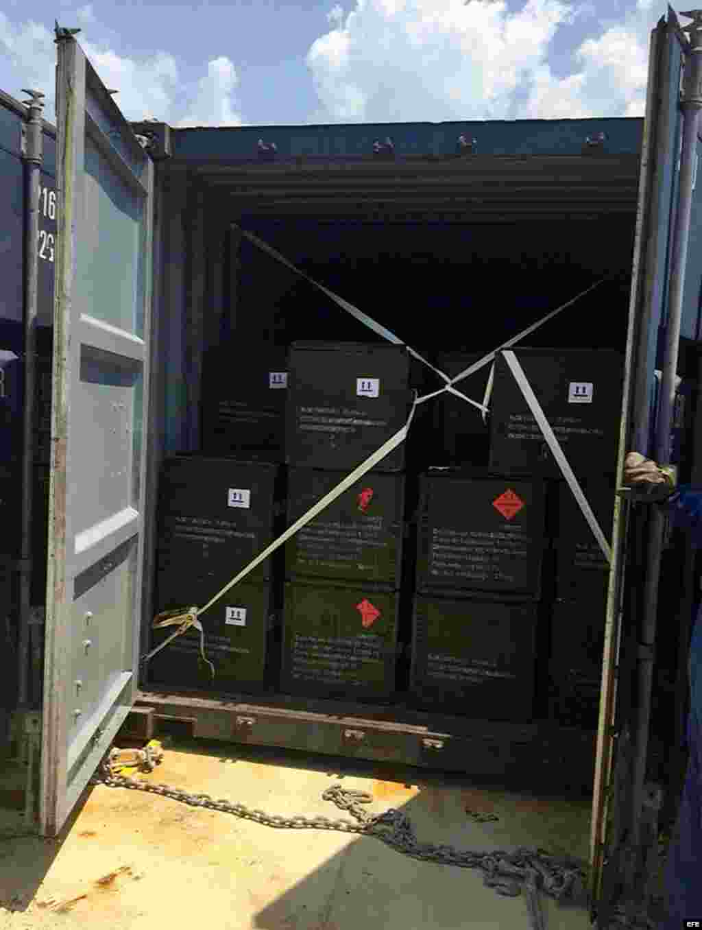 Fotografía cedida por la Fiscalía de Colombia donde se ve un contenedor incautado por las autoridades colombianas, con armamento en su interior.