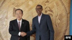 El secretario general de la ONU Ban Ki-moon y el presidente de Ruanda Paul Kagame. 