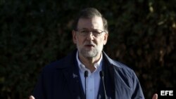 El presidente del Gobierno y candidato a la reelección por el PP, Mariano Rajoy, en declaraciones a los medios tras ejercer su derecho al voto en un colegio de Aravaca.