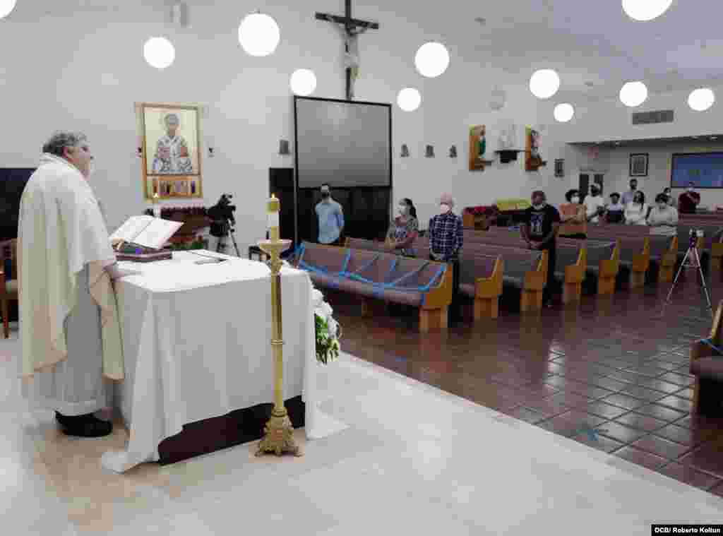 Misa en la Iglesia San Lázaro, de Hialeah, oficiada por el Padre Espino. La misa fue convocada por la Asamblea de la Resistencia.&nbsp;