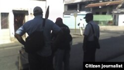 Reporta Cuba. Policías acosan a vendedores ambulantes. Foto: Ridel Brea.