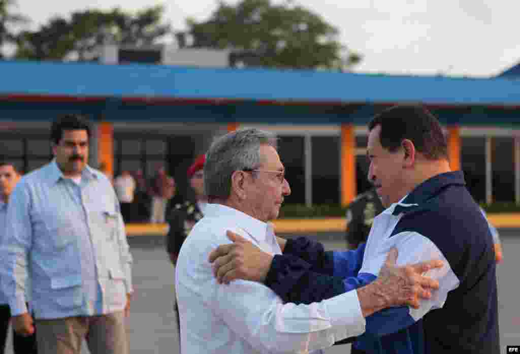 El fallecido presidente venezolano, Hugo Ch&aacute;vez, junto a su hom&oacute;logo cubano, Ra&uacute;l Castro (c), y cerca del entonces canciller venezolano, Nicol&aacute;s Maduro (i), antes de iniciar su viaje de retorno a Caracas desde la ciudad de La Habana en mayo del 2012.