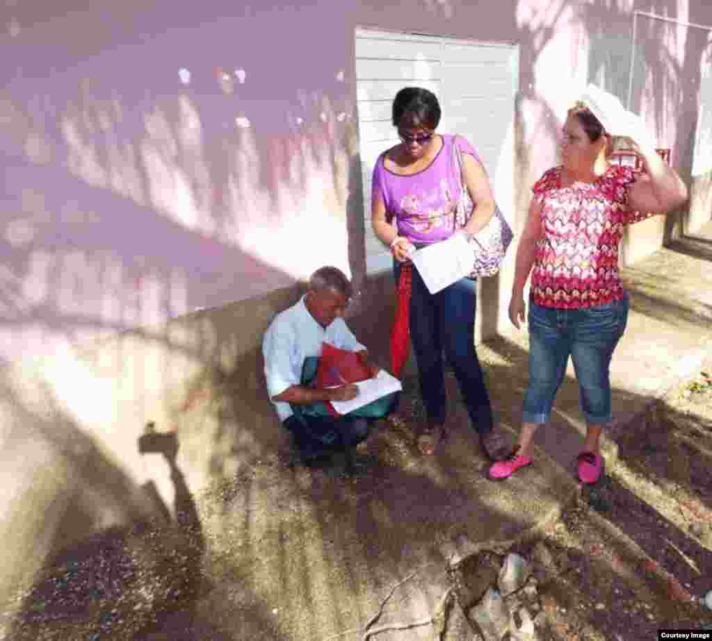 Funcionarios del Departamento Provincial de Planificación Física y la Dirección Provincial de Vivienda en Camagüey visitan la casa del pastor Bernardo de Quesada (VI).