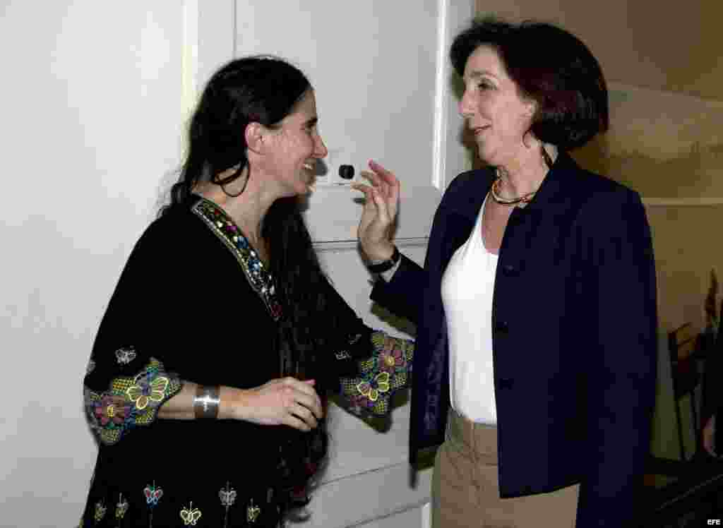 Roberta Jacobson (d), visita a la bloguera cubana Yoani Sánchez, el 23 de enero de 2015, en su residencia en La Habana.
