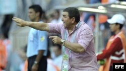 El entrenador de Cuba, Raúl González, reacciona durante un partido del Mundial de fútbol sub-20 disputado entre Cuba y Nigeria.