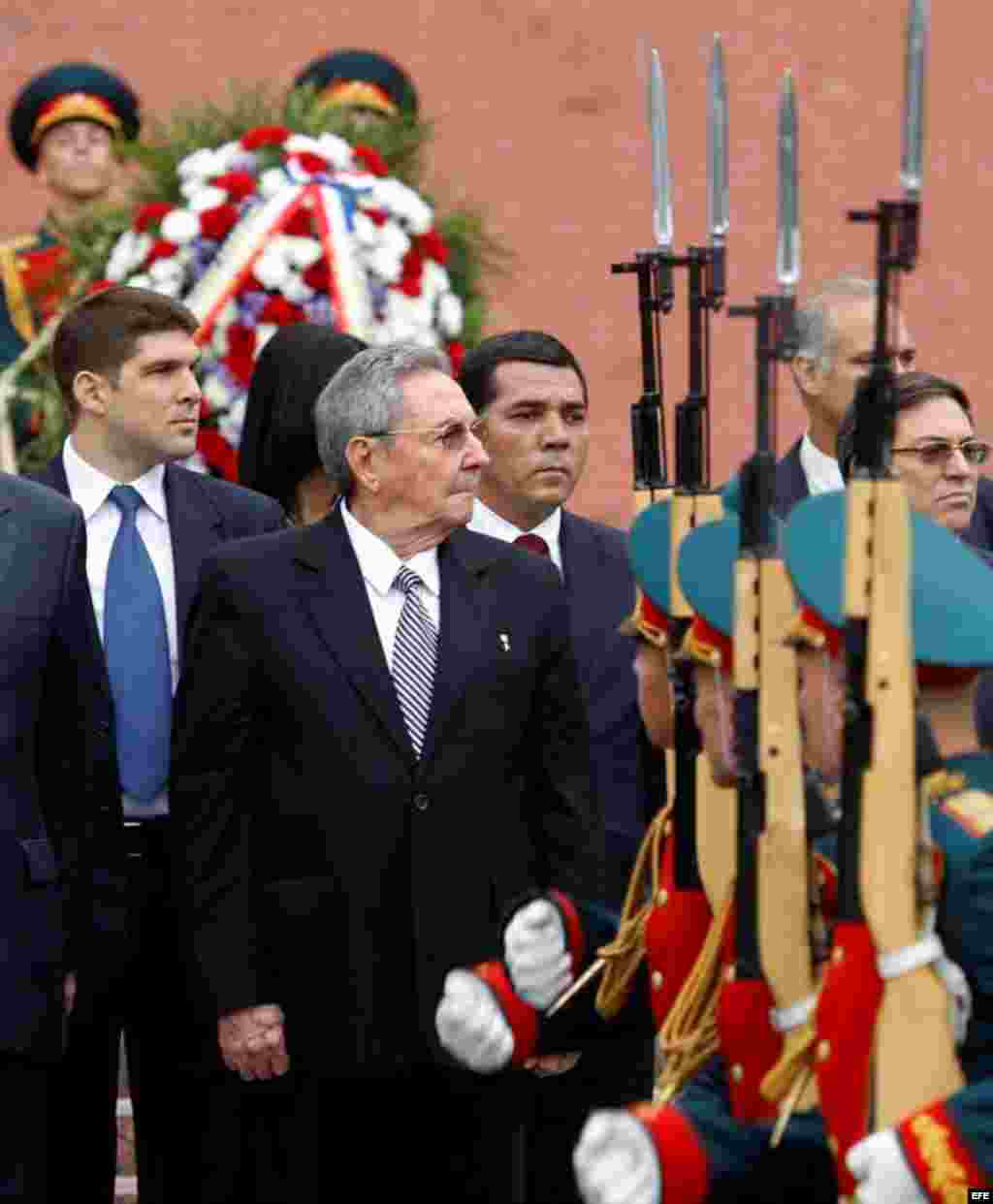 Raúl Castro en un desfile militar durante una ceremonia de homenaje en la Tumba del Soldado Desconocido cerca de los muros del Kremlin en Moscú, Rusia.