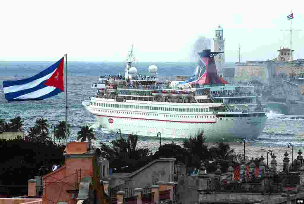  Foto de archivo (11/12/03) de un crucero saliendo de la bahía de La Habana. EFE/Alejandro Ernesto