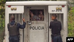 Policía de Venezuela transporta prisioneros.