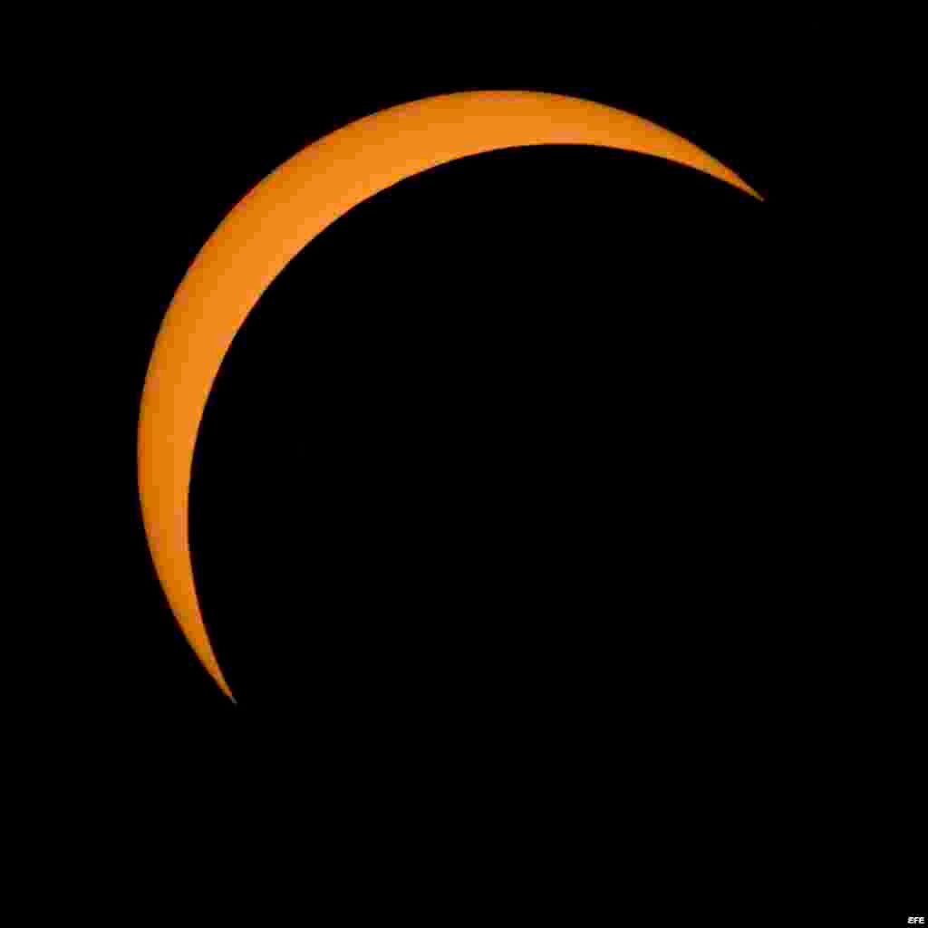 La la Luna (d) mientras se posiciona delante del Sol durante del eclipse total en el parque nacional Northern Cascades en Washington.