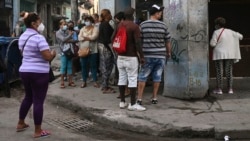 Cubanos hacen cola en una bodega, en La Habana, para adquirir alimentos. (Yamil LAGE / AFP)