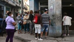 Cubanos hacen cola en una bodega, en La Habana, para adquirir alimentos. (Yamil LAGE / AFP)