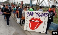 Seguidores de la banda británica de rock The Rolling Stones, asisten este viernes al concierto gratuito ofrecido por esta agrupación en La Habana (Cuba).