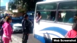 Cubanos trasladados desde el Hotel Carrión en Quito para ser deportados