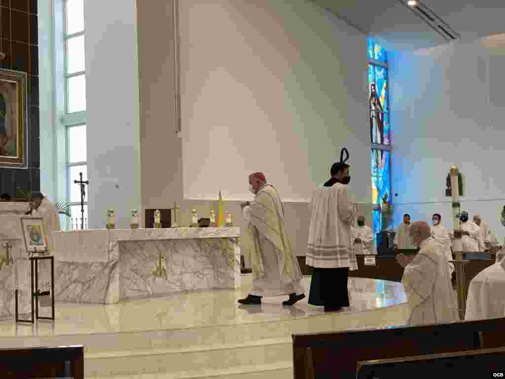 Arzobispo Thomas Wenski oficia la misa por el Padre Sergio Carrillo