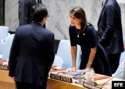 La embajadora de EEUU ante ONU, Nikki Haley (d), habla con su homólogo de Corea del Sur, Cho Tae-yul.